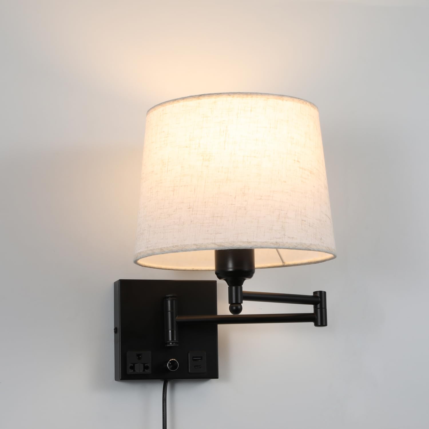 Schwenkbare Wandlampe mit Stoffschirm, USB-A & USB-C Ladeanschlüssen, integrierter Steckdose, Drehdimmer, Plug-in Wandleseleuchte verstellbar fürs Bett Schlafzimmer Hotel