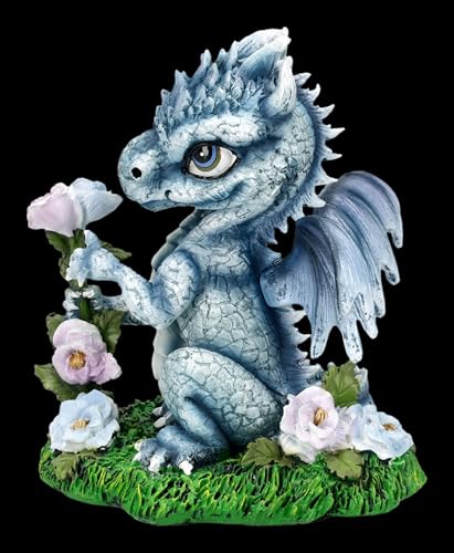 Figuren Shop GmbH Figura de dragón azul con flor, decoración de fantasía pintada a mano (13 cm), colección Tales of Aurelion, idea de regalo para primavera y fanáticos de la fantasía