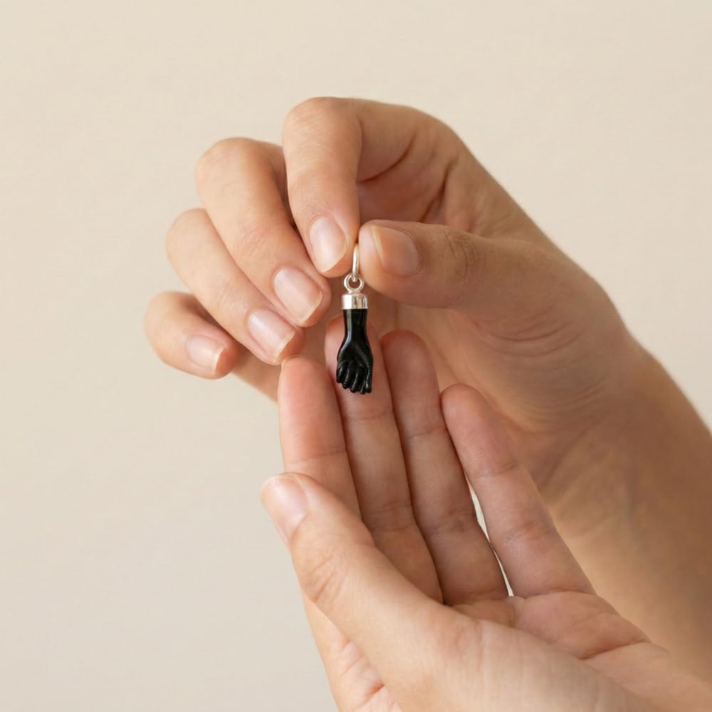 Passo Colgante mano negra en plata 925 - Amuleto mal de ojo en un colgantito puño color azabache - El colgante higa o figa se envía en una caja de regalo