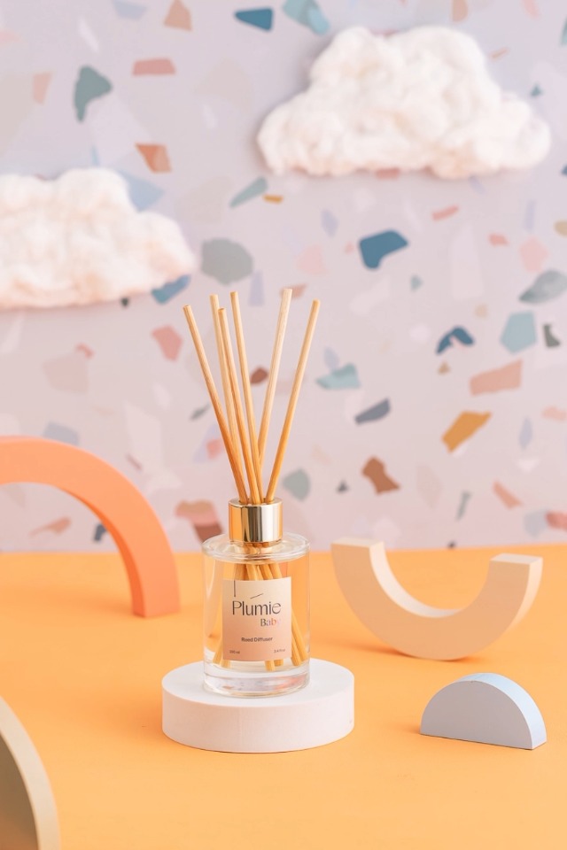 Ambientador de varillas Plúmie Baby 3.4 oz aroma suave miniatura 5