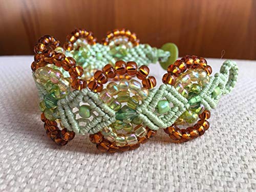 Pulsera macrame verde hecha a mano con cuentas ambar y verdes.Mide aprox.17 cm. de largo y 3 cm. de ancho Cierra con botón
