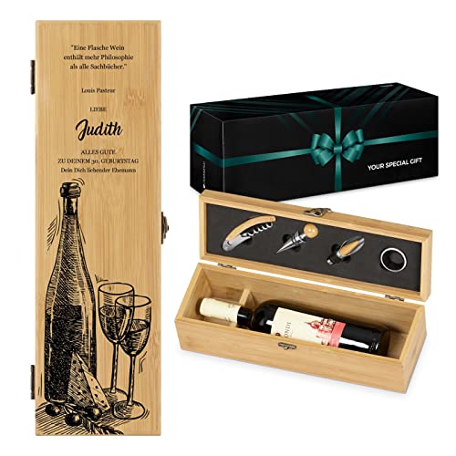 Maverton Weinbox für 0,7L Weinflasche - Wein Holzbox personalisiert + 4er Weinzubehör - Weinset Weinkiste - aus Bambus - Braun - Geschenk zum Geburtstag für Frauen - Weihnachtsgeschenke - Zitat
