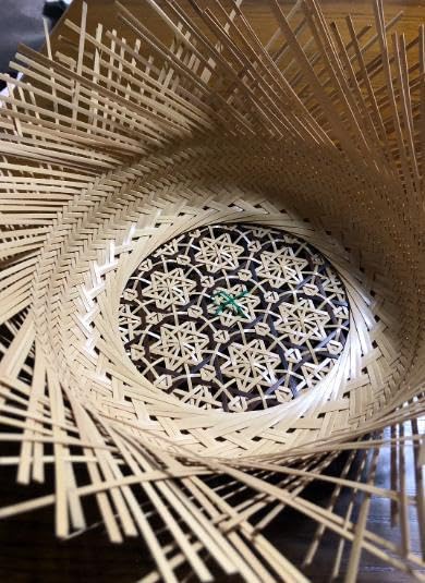 Amazon.co.jp: 手編み 竹細工 真竹、煤だけ）『盛籠』 竹工芸 竹籠  