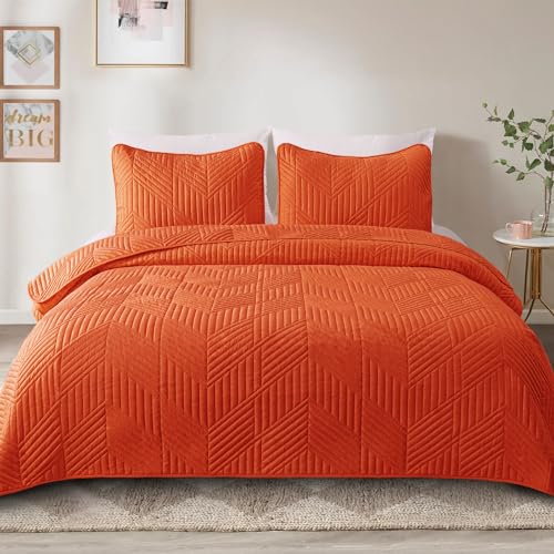 Exclusivo Mezcla California King Quilt Bedding Set, Lightweight Burnt Orange Oversized King Bedspreads Soft Modern Geometric Coverlet Set for All Seasons (1 Quilt and 2 Pillow Shams)