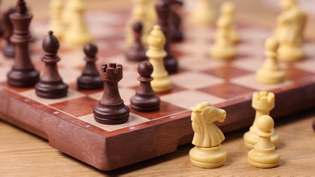 Aazon.co: AEROUS 15 Inches Agnetic Wooden Chess Set With 2 Extra Queens/Folding Board/Chess - View #2