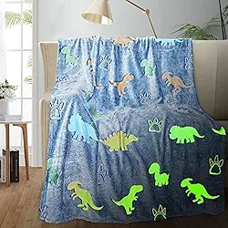 Manta Cobertor Infantil Mágico que Brilha no Escuro – Super Macia, Quentinha e Antialérgica Estampas Variadas Perfeito para Crianças Decoração do Quarto - Tamanho 180×150 cm (Dinossauro)