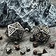 Haxtec Mini Dice Metall DND DICE Set mit schwarzem Gold Hohlhöhle D20 Halskette Dice Hülle Antike winzige Kupfermetallwürfel Set D & D Keychain Tragbares 7pcs Würfelsatz Set