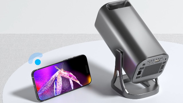 Proiettore Portatile WiFi 6 Bluetooth 5.4 – Android 12 Con 4K, Correzione Keystone Automatica E Zoom Regolabile, Rotante 270°, Per Home Cinema E Uso Esterno