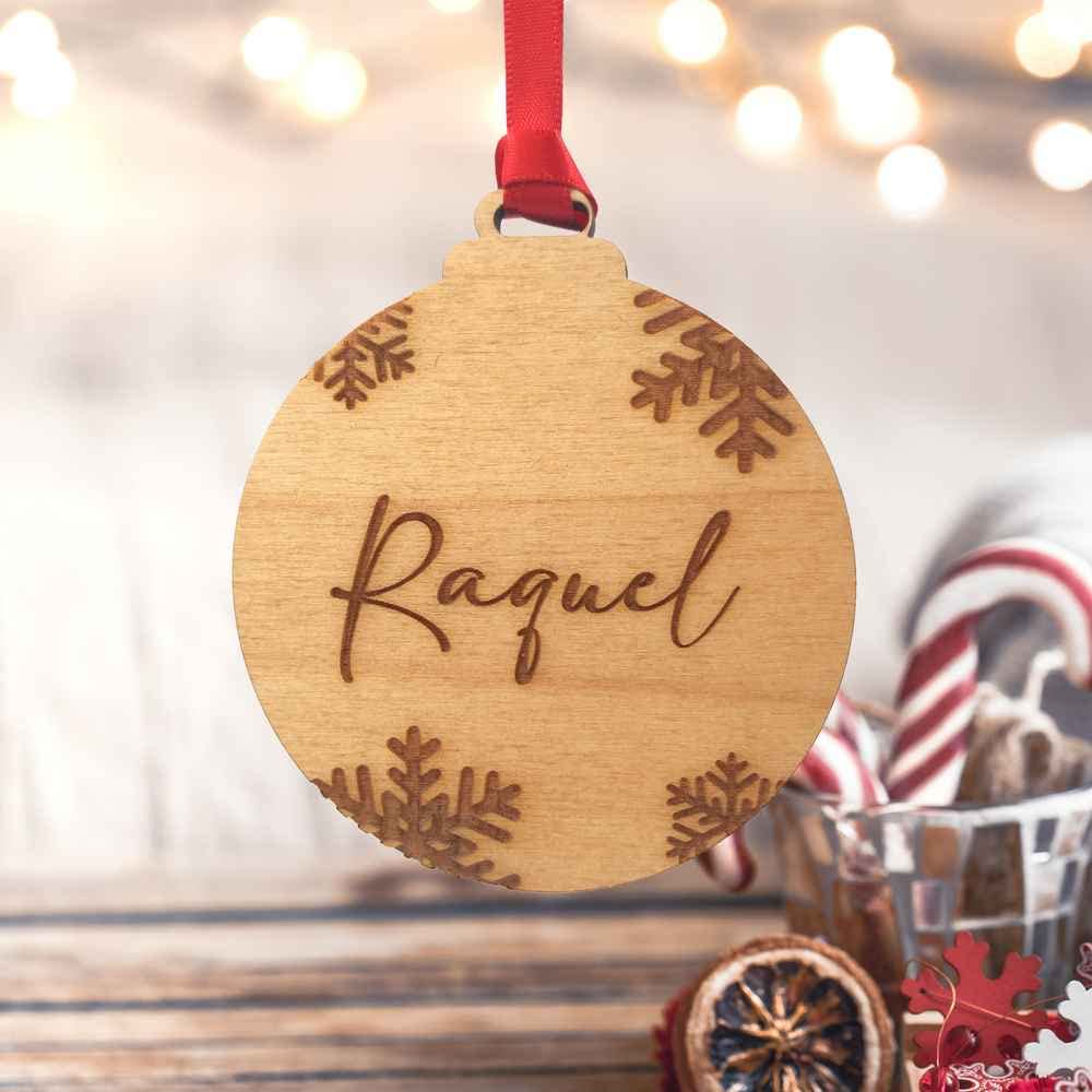 Bola de Navidad Personalizada de Madera con Nombre Grabado y Copos de Nieve. Regalo Original Personalizado con Nombre. Adorno para el árbol de Navidad.Cordel de Raso Rojo inlcuido. (1)
