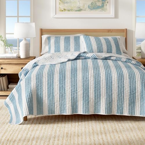 Great Bay Home Full/Queen Coastal Quilt Bedding Set, Summer Coastal Quilt with Shams, Beach 3-Piece Reversible All Season Bedspread Quilt Set. Lightweight Nautical Quilted Coverlet. Blue.