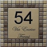 CON CORNICE IN MOSAICO DA PERSONALIZZARE A TUO PIACIMENTO: Durante la fase di acquisto compila il Form per la tua personalizzazione! Puoi richiedere qualsiasi modifica al tuo prodotto, in modo da adattare la targhetta alle tue esigenze. Puoi scegliere tipo di font e colore e puoi decidere se far incidere una scritta, il nome della tua famiglia, della via, dediche e tanto altro. Inoltre, siamo sempre a disposizione anche per consulenze e richieste!