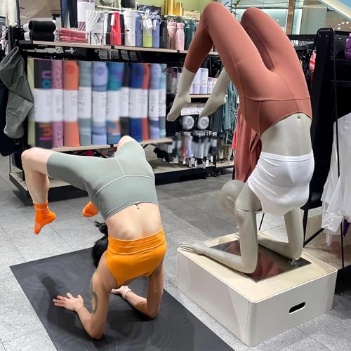 Mannequin féminin de yoga réaliste avec support métallique stable