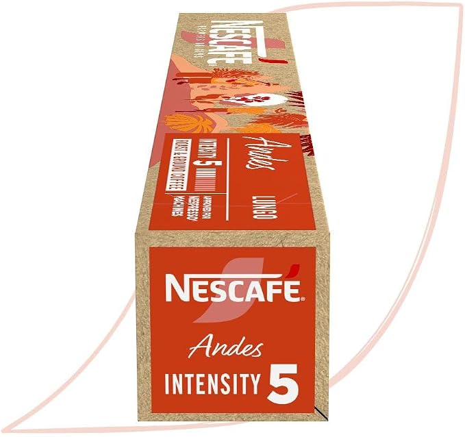 Vista em perspectiva da embalagem de café em cápsulas Nescafé Farmers Origins Andes Lungo, mostrando a lateral com informações de intensidade e tipo de café.