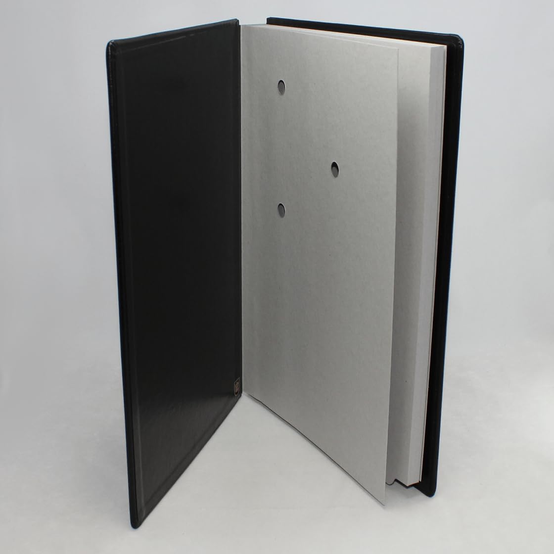 Unterschriftenmappe aus glattem Vollrindleder in Schwarz, Softcover, dehnbarer Rücken, 20 Register-Trennblätter aus stabiler grauer Kartonage, Aufnahme von DIN A4, Prägungen auf Anfrage