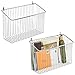 mDesign Cesta metálica para montaje en la pared – Compacto organizador de baño, pasillo o dormitorio – Elegante cesta multiusos para carteras, móviles y toallas – Juego de 2 – plateado