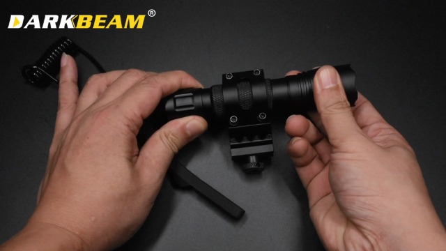Lampe Torche LED Verte DARKBEAM 501BS – Puissante, Format Poche Avec Clip