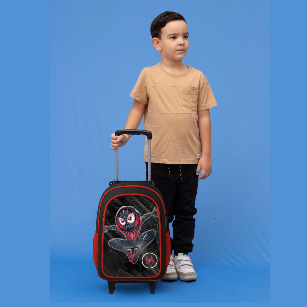 Kit Mochila de Rodinha Escolar Aranha Infantil Masculino + Lancheira Transversal + Estojo Duplo Menino em promoção! Veja a oferta e mais achadinhos de Mochilas escolares 3 Hoje é o melhor dia para comprar Kit Mochila de Rodinha Escolar Aranha Infantil Masculino + Lancheira Transversal + Estojo Duplo Menino com aquele preço maroto! Promoção! Aproveite a oferta! 3