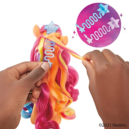 My Little Pony: A New Generation, Sunny Starscout Crinière Arc-en-Ciel, Poney Orange 15 cm, Tresse Surprise, 17 Accessoires
