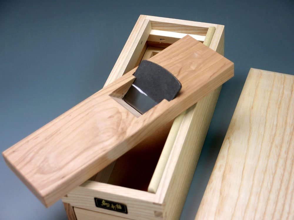 削りたての風味豊かな鰹節を味わう 鰹節削り箱 10×25×高さ11cm ケヤキ風 日本製 削りたての幸せをご家庭でお楽しみ頂けます 昔懐かしい エンヴェールヘルック(R) Amazon | 削りたての風味豊かな鰹節を味わう 鰹節削り箱 10×25×高さ