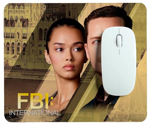 MUGSVILLE FBI International Jesse Lee Soffer Heida Reed Mauspad Computermatte - 19x23cm für 9,99 EUR bei amazon.de Bild: MUGSVILLE FBI International Jesse Lee Soffer Heida Reed Mauspad Computermatte - 19x23cm für 9,99 EUR bei amazon.de