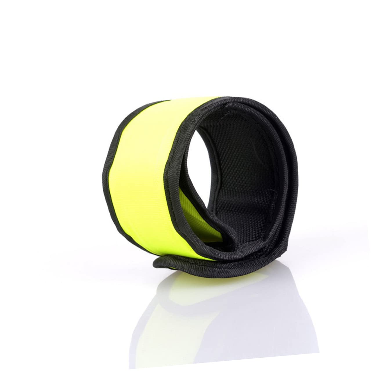 Kisangel Braccialetti LED Luminosi Snap per Corsa Notturna Alta visibilità per Jogging Passeggiate E Escursionismo Comodi E Adatti Maggior Parte dei Polsi Rosso Verde Giallo 4 * 3