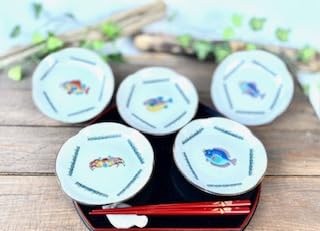 Amazon｜百華園 九谷【皿揃え】魚紋絵変り 4寸梅型 裏絵 磁器 直径約