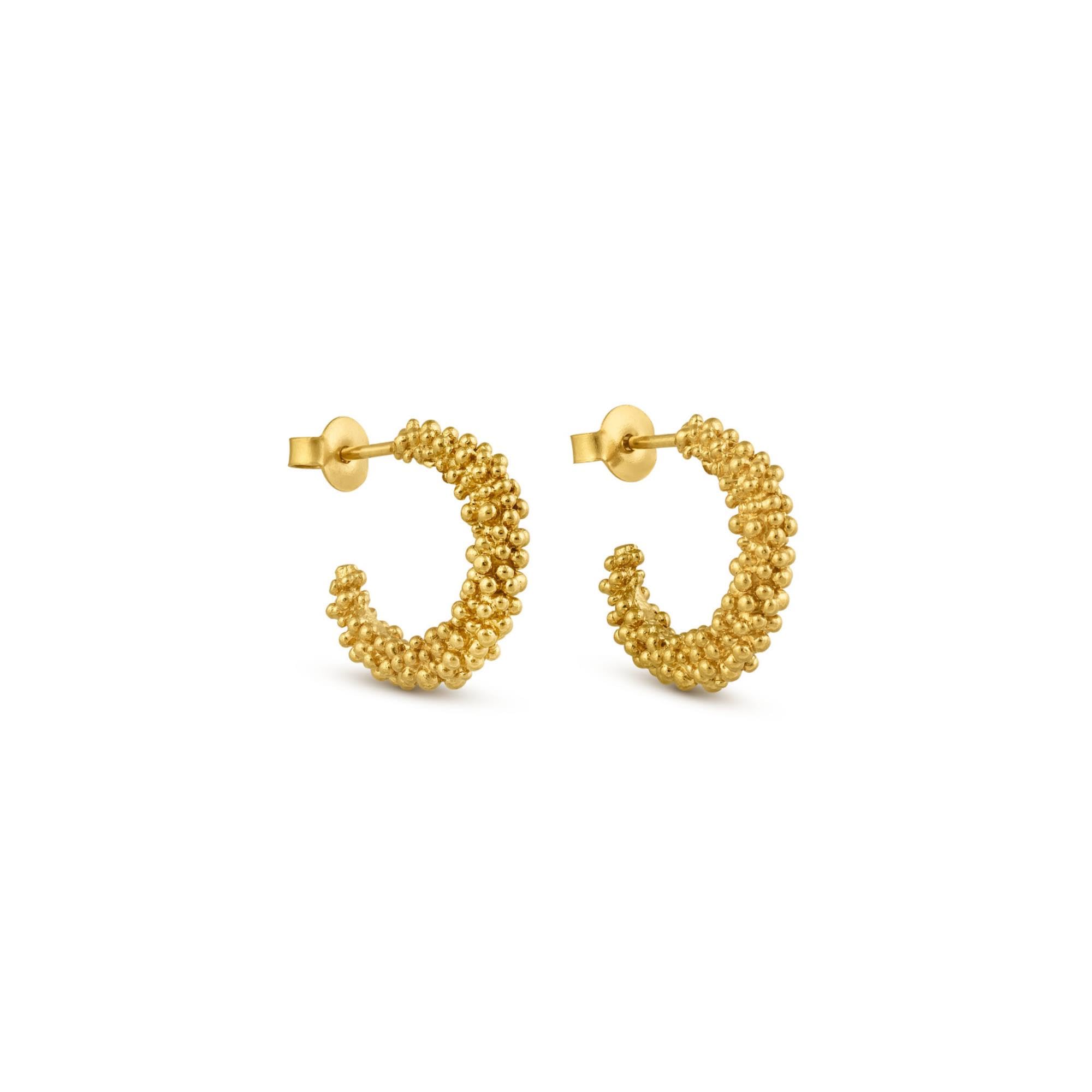 PENDIENTES DORADOS STARDUST | Diseñado por Carme Fàbregas | Colección Stardust | Pendientes medianos de metal con baño de oro de 24 K