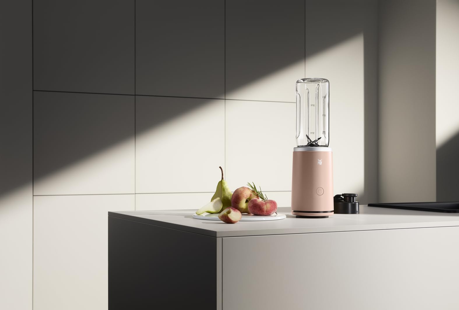 WMF Mix & Go Touch - Smoothie Maker & Mixer to Go, batteur sur socle portable 500 W en plastique recyclé, avec bouteille à emporter étanche, commande à une main, lame ultra, couleur Pearl Blush