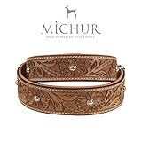 Michur Rafael, ein weiches und starkes Hundehalsband aus Leder / Lederhalsband für Hunde! Das Modell Rafael ist aus beigem Leder mit blauen Applikationen gefertigt. In der Gesamtlänge 55cm und 3,9cm Breite, ist es geeignet für einen Halsumfang von 41-49cm. Eine passende Leine von Michur ist separat erhältlich.