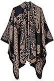 Der schöne Poncho kann auch als Schal getragen werden und wirkt durch seine Größe und die Fransen an der Kante besonders originell. Er wertet jedes Outfit auf und spendet zusätzliche Wärme.
