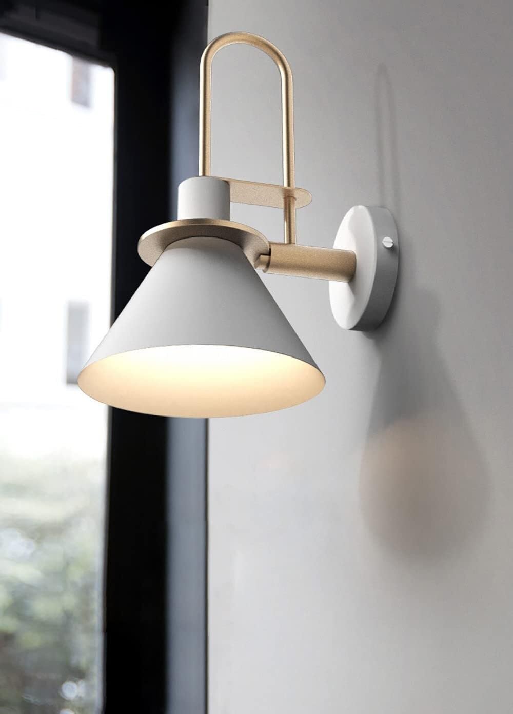 Aplique de pared cónico blanco para iluminar tu rincón de lectura en el dormitorio