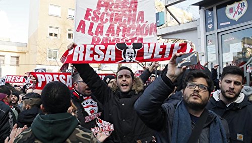 À Sombra de Gigantes: uma viagem ao coração das mais famosas pequenas torcidas do futebol europeu