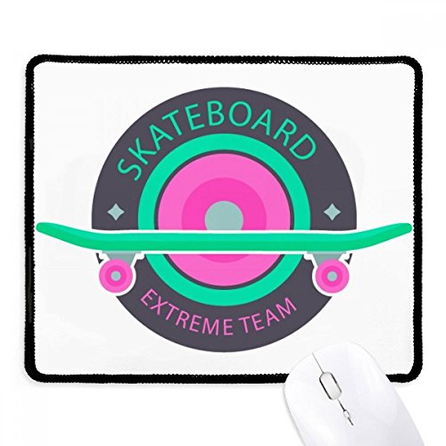 Mousepad negro con bordes cosidos y superficie de deslizamiento para deporte de invierno