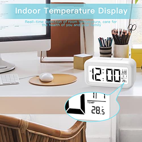 Reloj Despertador Digital, Qoosea LED Pantalla Reloj Alarma Inteligente con Función Snooze y Temperatura, Reloj Despertador Digital Pilas con Sensor de Brillo para Dormitorio/Hogar/Oficina/Cocina