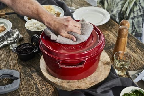 Foto von STAUB Gusseisen Bräter/Cocotte, rund 28cm, 6,7L, Aromaregen Funktion für optimale Befeuchtung, Für alle Herdarten inkl. Induktion & Backofen, Kirschrot