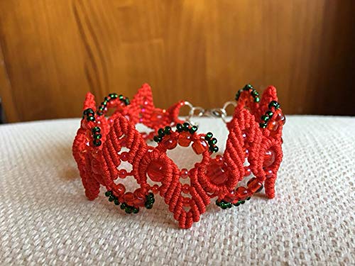 Pulsera macrame roja hojas Navidad hecha a mano con rocallas y cuentas cristal a juego Mide aproximadamente 18 cm de largo