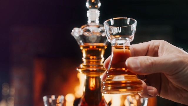 Amazon.com | Chess Gift Decanter Set by The Wine Savant - Queen
