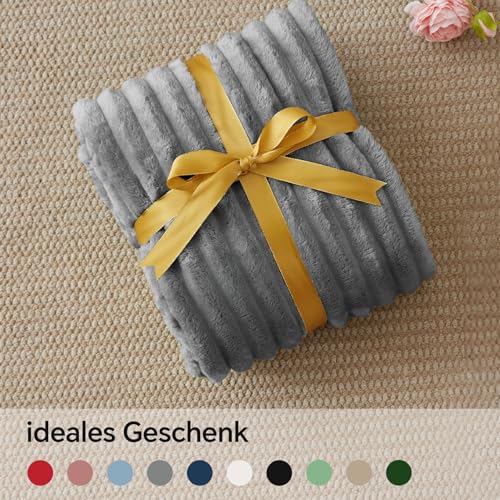 BEDELITE Kuscheldecke entfaltet auf grauem Sofa - Detailansicht von BEDELITE Kuscheldecke Grau Flausch Deal – Dealfoxx.de