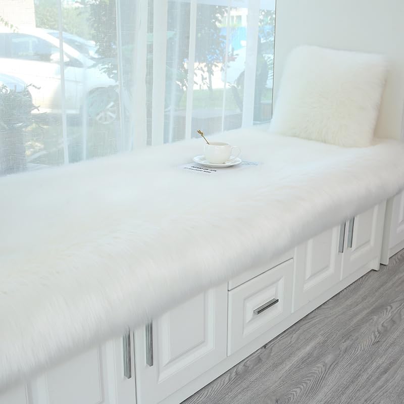 Fausse peau de mouton 80x200 blanche pour réchauffer un bureau ou une table de fête