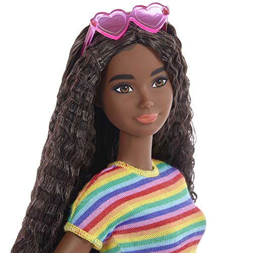 Barbie Fashionista Muñeca afroamericana con silla de ruedas, rampa y accesorios de moda (Mattel GRB94)