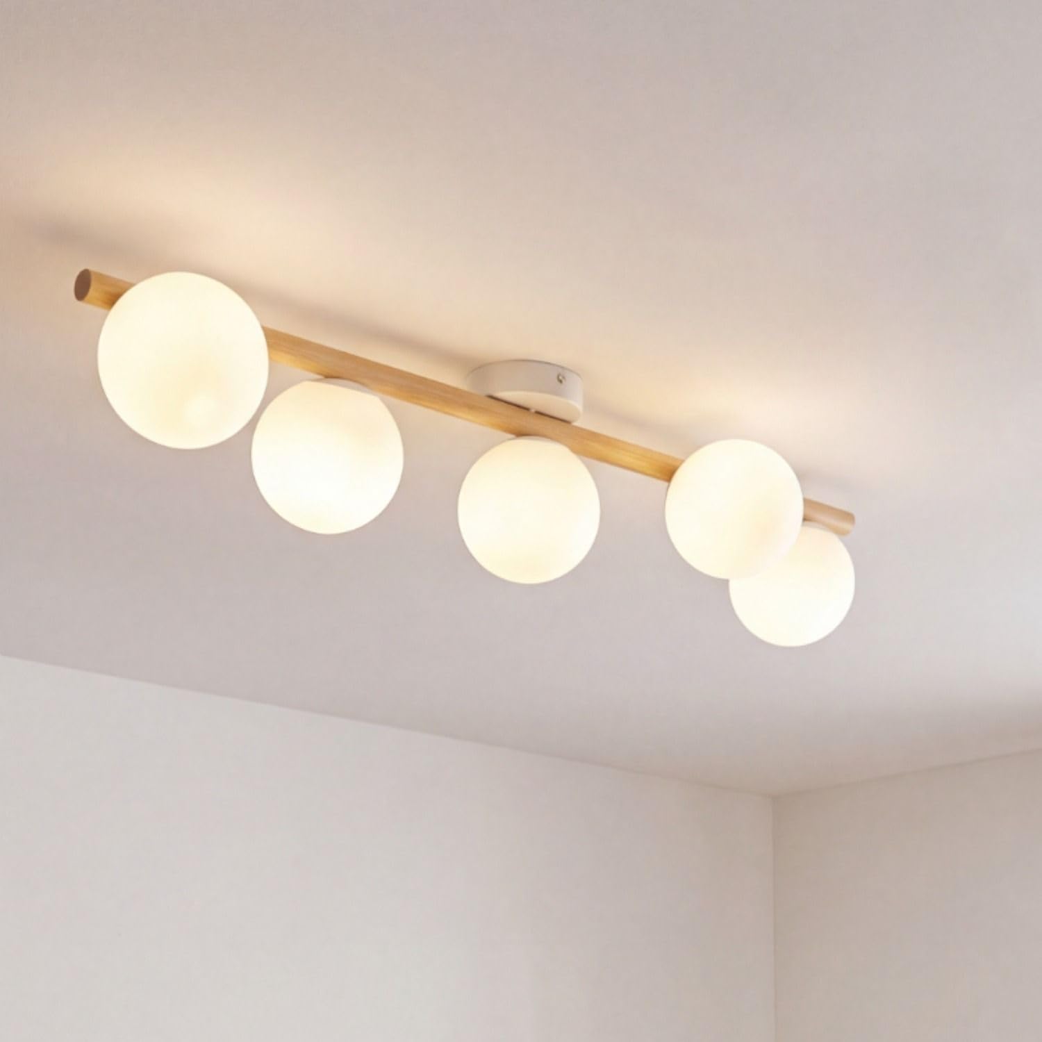 Licht-Erlebnisse Deckenleuchte Holz Weiß Metall Kiefer Wohnzimmer Esszimmer Flur 83 cm G9 5-flammig Kugeln gemütlich blendarm Balken Deckenlampe Schlafzimmer NARVA