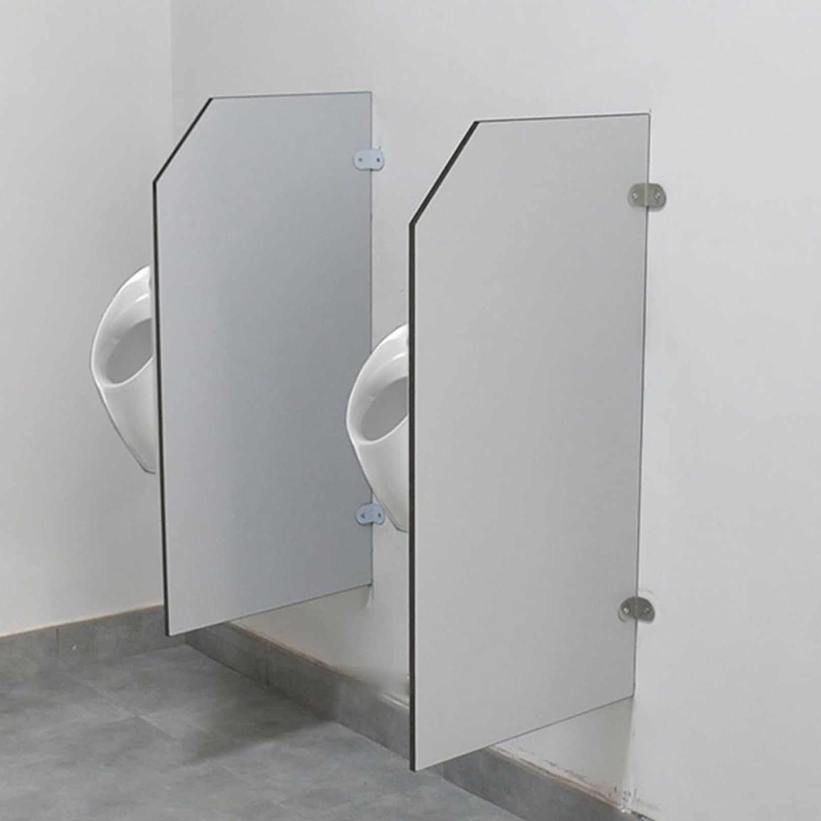 Mampara divisoria para urinario que elimina la falta de privacidad en baños públicos