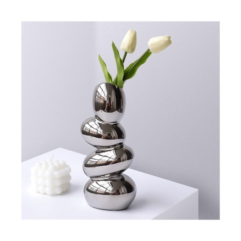 Vase en céramique argent pour rompre la monotonie d'un salon sombre