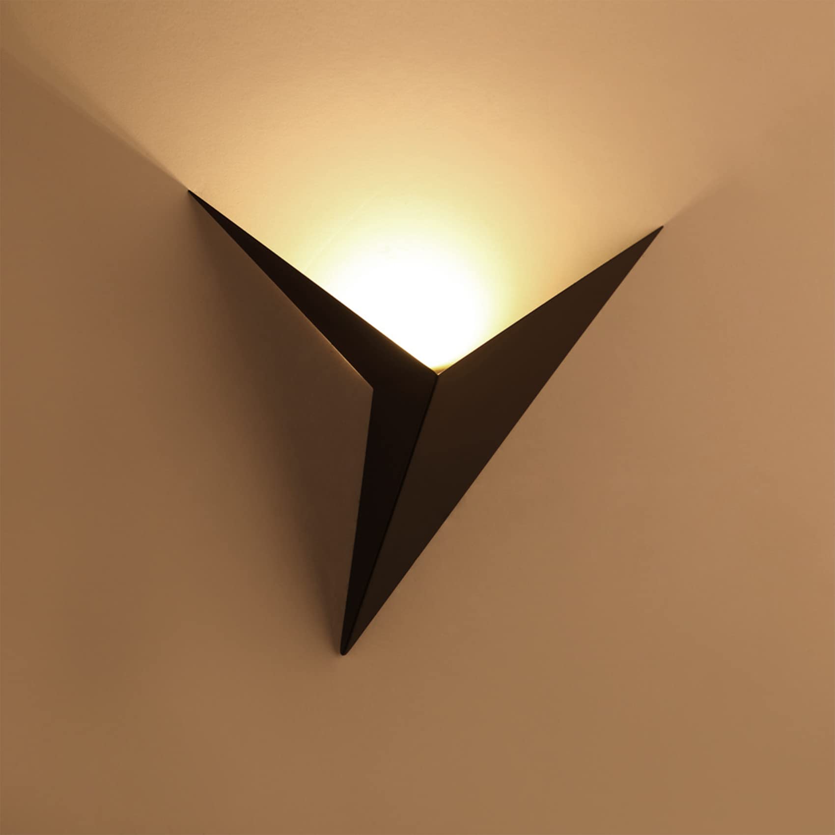 Applique da Parete Interno LED Triangolare in Ferro, Applique Nero, Lampada a Muro Industrial, Lampada a Parete Vintage per Soggiorno, Camera da Letto, Comodino, Hotel, Bar (Luce Calda)
