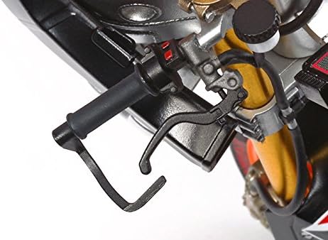 Detallada view of the model's handlebar and controls