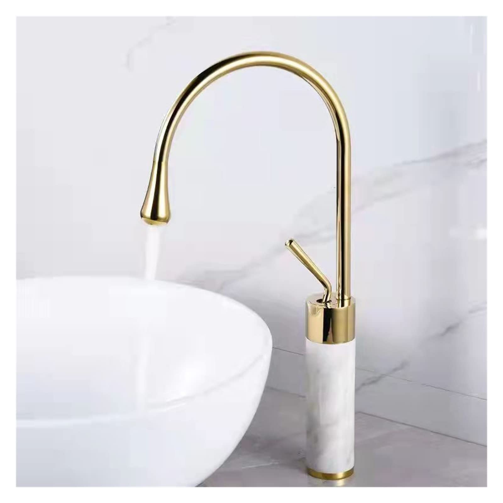 Mitigeur or et marbre délicat pour créer une salle de bain zen