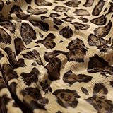 Er ist problemlos zu verarbeiten mit jeder Stoffschere und Haushalts Nähmaschine. Um unnötiges Fusseln zu vermeiden empfehlen wir, dieses Fell am Rand leicht einzuschneiden und dann zu reißen.