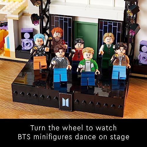 Ideas BTS Dynamite 21339 Model Kit per Adulti, Idea Regalo per BTS Fun con 7 Minifigure della famosa band K-pop, Caratteristiche RM, Jin, Suga, j-Hope, Jimin, V e Jung Kook - Lego - Immagine 4