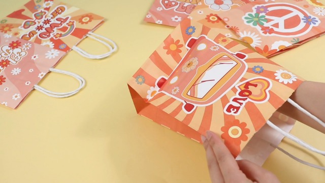 100 Pcs Groovy Hippie Party Bags - Boho Retro Daisy Flower Goodie Treat Bags With Gold Twist Ties