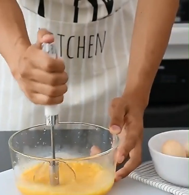 Fouet à œufs Semi-automatique En Acier Inoxydable - 3 Pièces - Fouet Rotatif à Pousser à La Main (25,4 Cm, Rouge